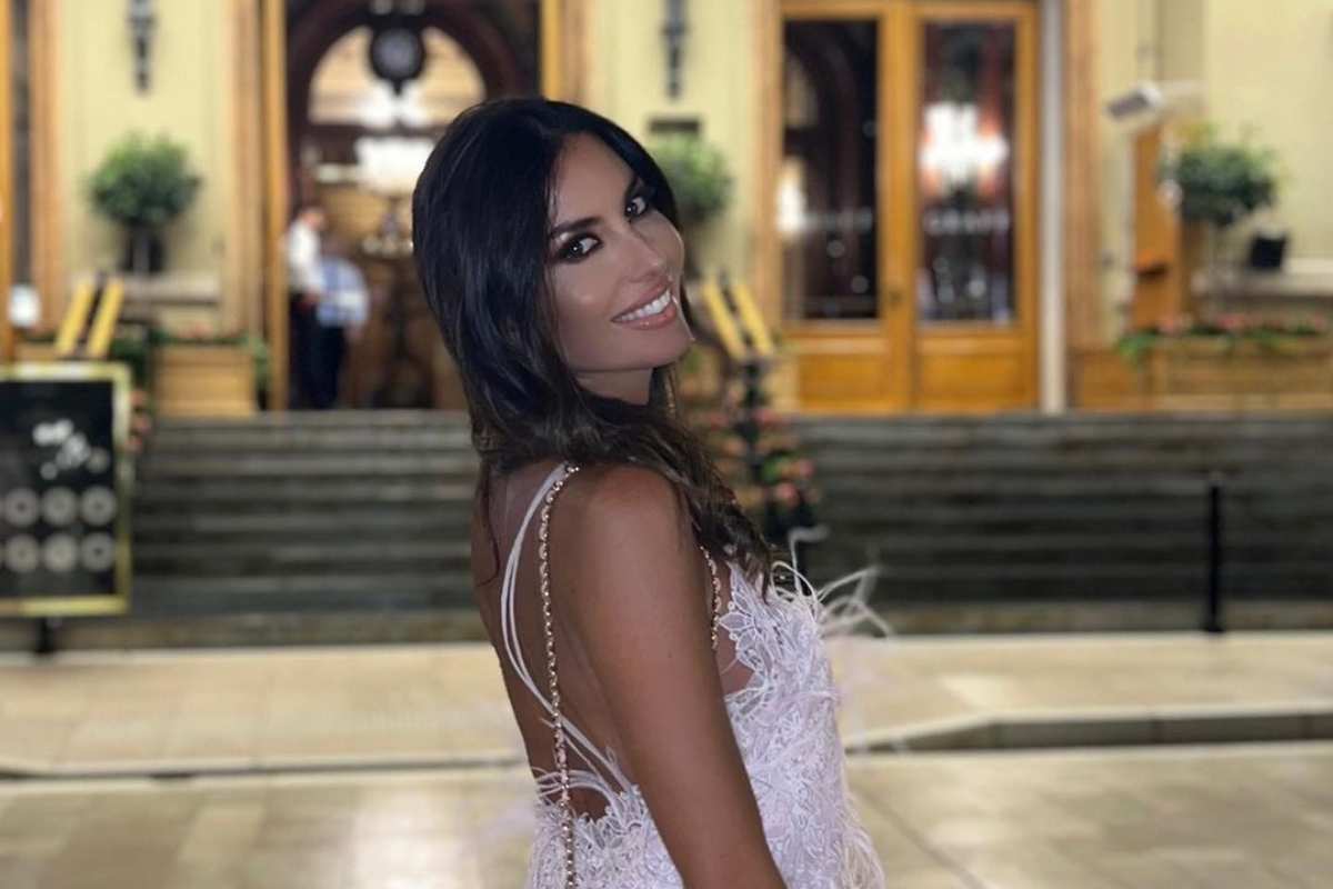 Elisabetta Gregoraci da togliere il fiato: il costume è solo un filo