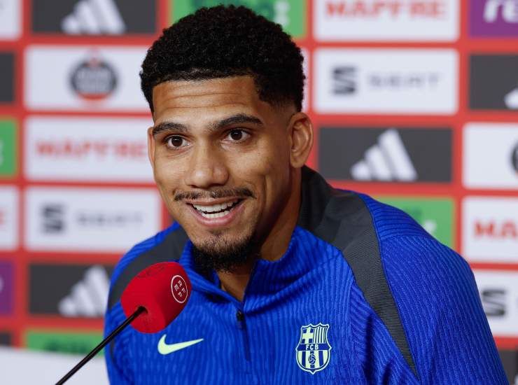 Araujo durante una conferenza stampa