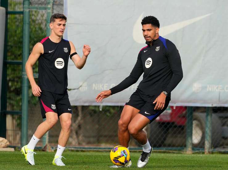 Araujo e Gavi durante un riscaldamento